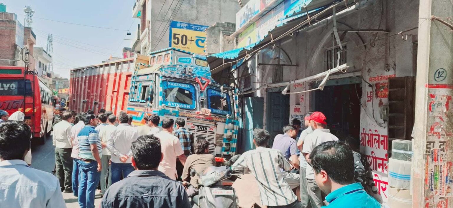 बालू लदा ट्रक स्टेरिंग फेल होने से दुकान में घुसा, बड़ा हादसा टला