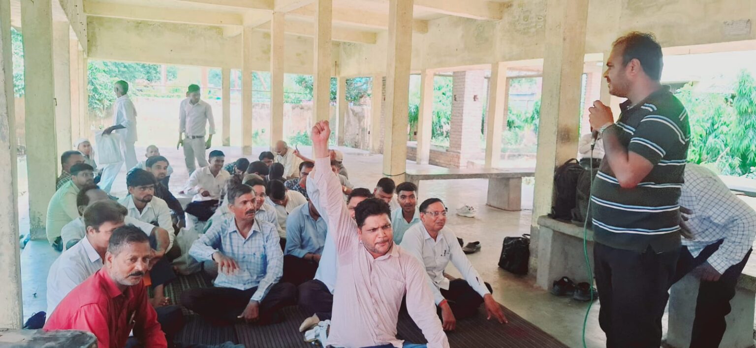 लेखपाल के निलंबन के विरोध में लेखपालों का धरना प्रदर्शन