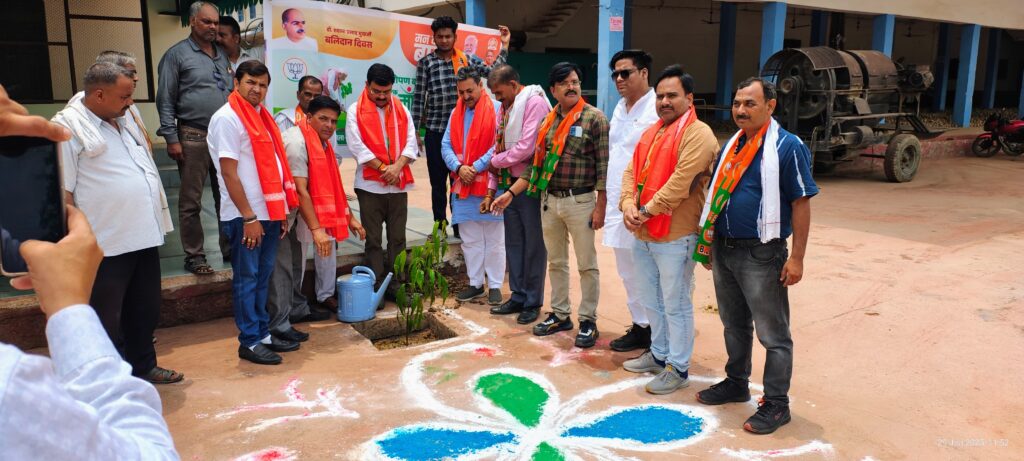 डॉक्टर श्यामा प्रसाद मुखर्जी के बलिदान दिवस पर लगाए गए एक पेड़ मां के नाम