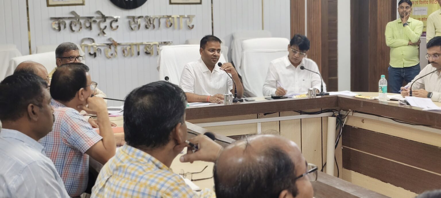 ज़िले में डेंगू का एक भी मरीज़ न मिले: जिलाधिकारी ने दिए सख़्त निर्देश