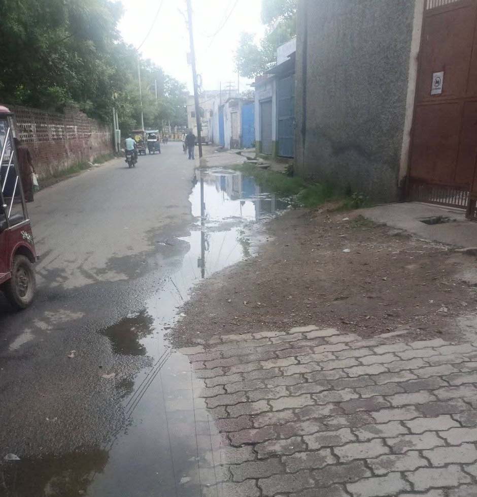 आर्य नगर में जलभराव से लोग परेशान: विधायक और पार्षद के मोहल्ले में समस्या