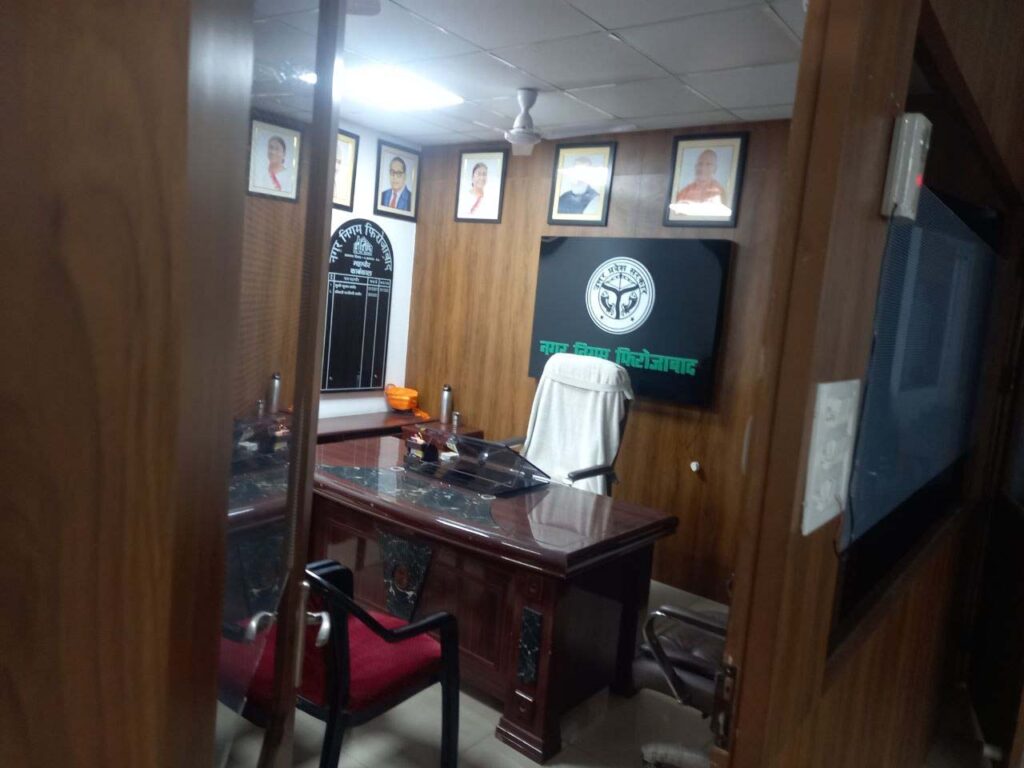 फिरोजाबाद: नगर निगम कार्यालय में नहीं बैठ रहीं मेयर, जनता परेशान