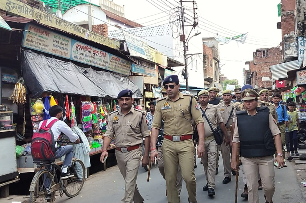 आगामी त्यौहारों को लेकर पुलिस का फ्लैग मार्च, संवेदनशील क्षेत्रों में कड़ी निगरानी