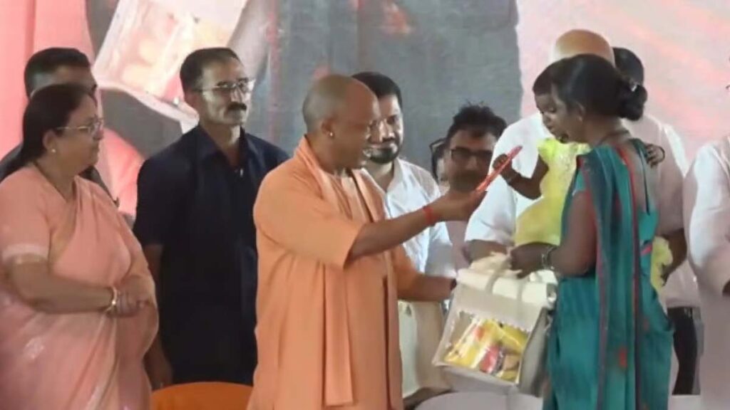 मुख्यमंत्री योगी ने आंगनबाड़ी कार्यकत्रियों को दी बड़ी सौगात, मानदेय बढ़ाकर 12 हजार रुपये किया