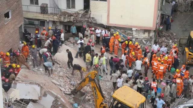 दिल्ली: सत्य निकेतन में छह मंजिला इमारत ढही,मलबे में कई छात्र फंसे,तलाश जारी